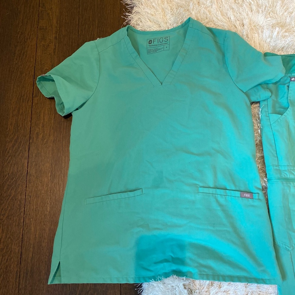 Aqua green figs top
